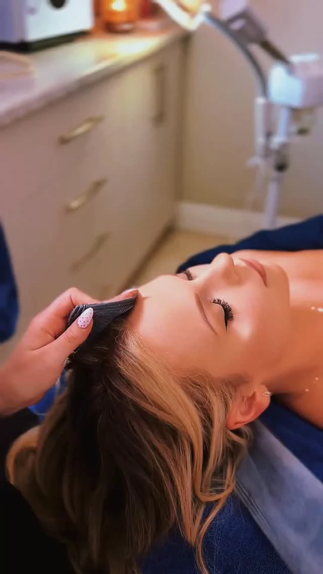 Care for your skin and everything it carries

Taking time for your skin is more than a routine.
It’s a chance to slow down, reset, and support your well-being in a way that lasts.

Thoughtful treatments, designed with your skin in mind✨